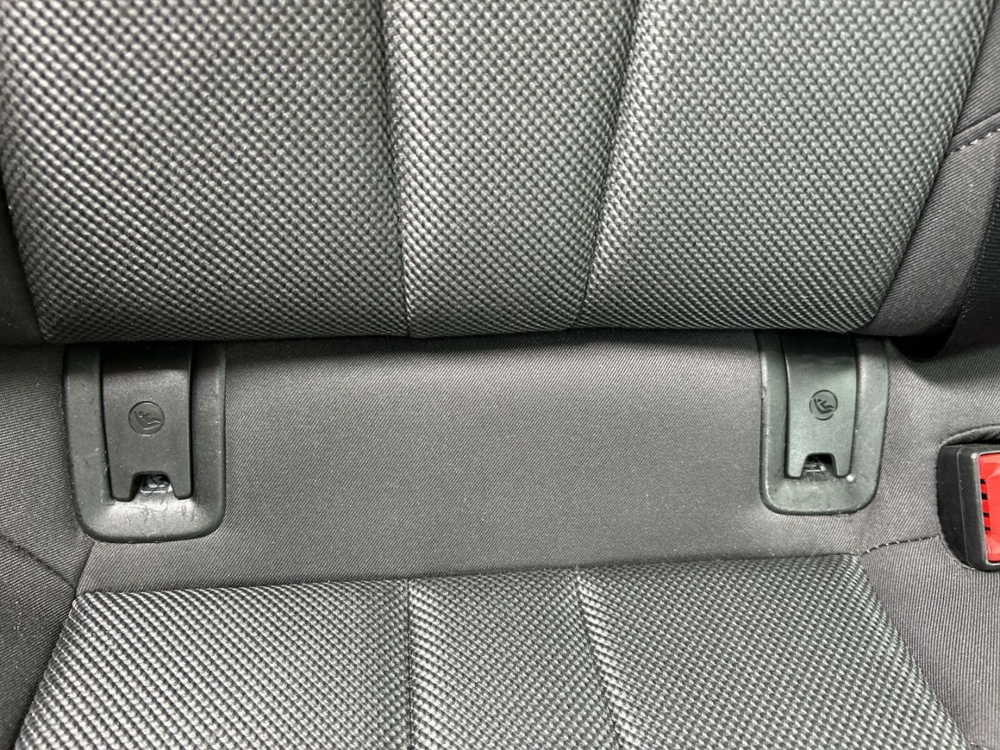 Fahrzeug 22 Fahrzeugabbildung Audi A4 Avant 35 TFSI advanced - mit KI generiert/bearbeitet