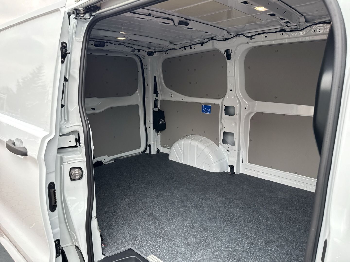 Fahrzeugabbildung Volkswagen T7 Transporter Kasten 2,0 l TDI 81 kW 6-Gang KR