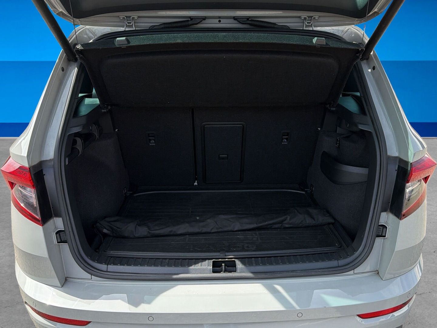 Fahrzeug 11 Fahrzeugabbildung SKODA Karoq 1.5 TSI ACT Sportline AHK Kamera Clima - mit KI generiert/bearbeitet