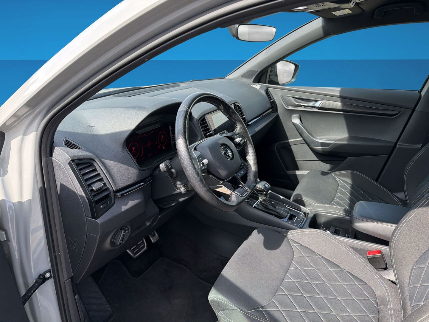 Fahrzeug 12 Fahrzeugabbildung SKODA Karoq 1.5 TSI ACT Sportline AHK Kamera Clima - mit KI generiert/bearbeitet