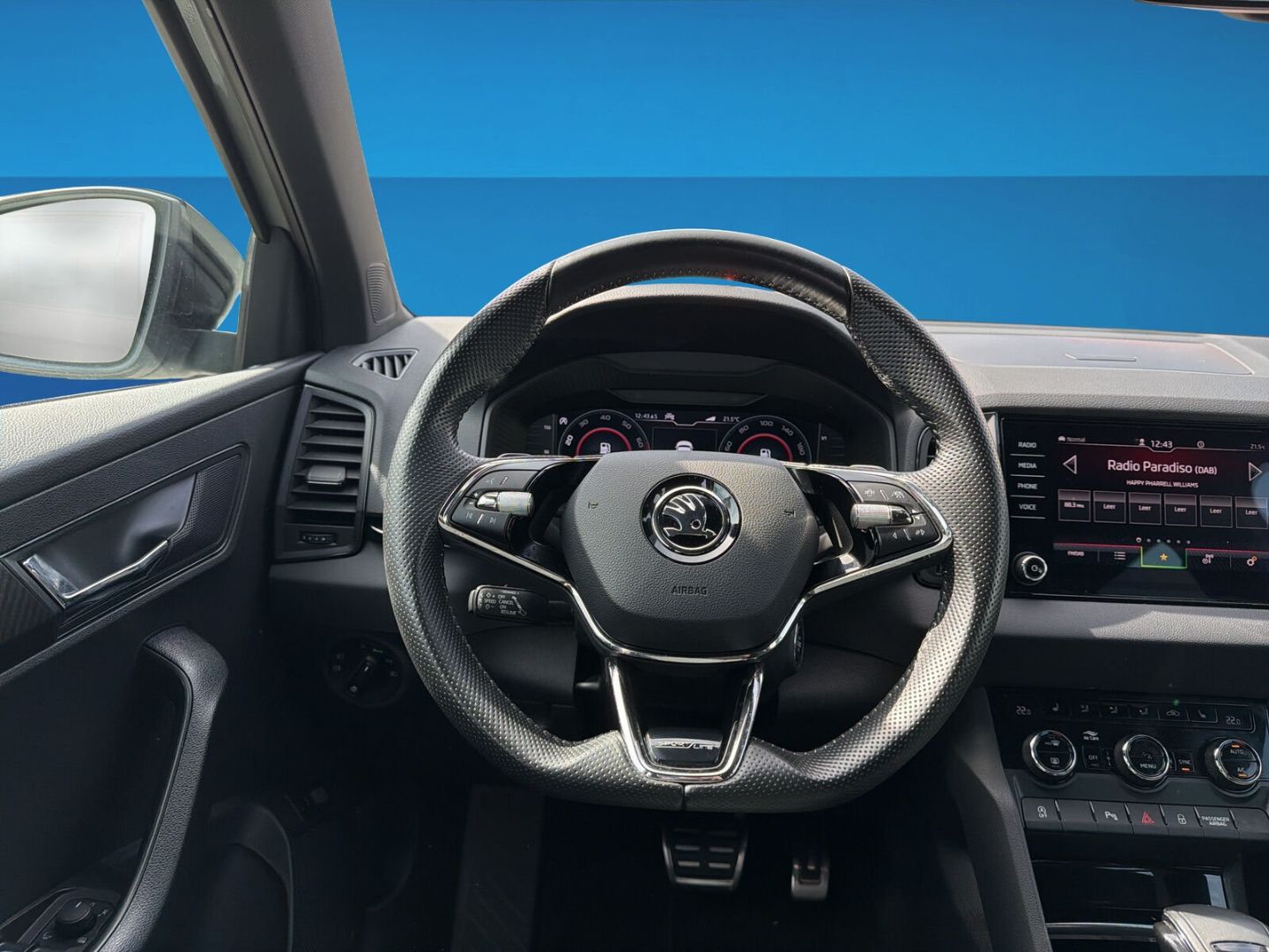 Fahrzeug 13 Fahrzeugabbildung SKODA Karoq 1.5 TSI ACT Sportline AHK Kamera Clima - mit KI generiert/bearbeitet