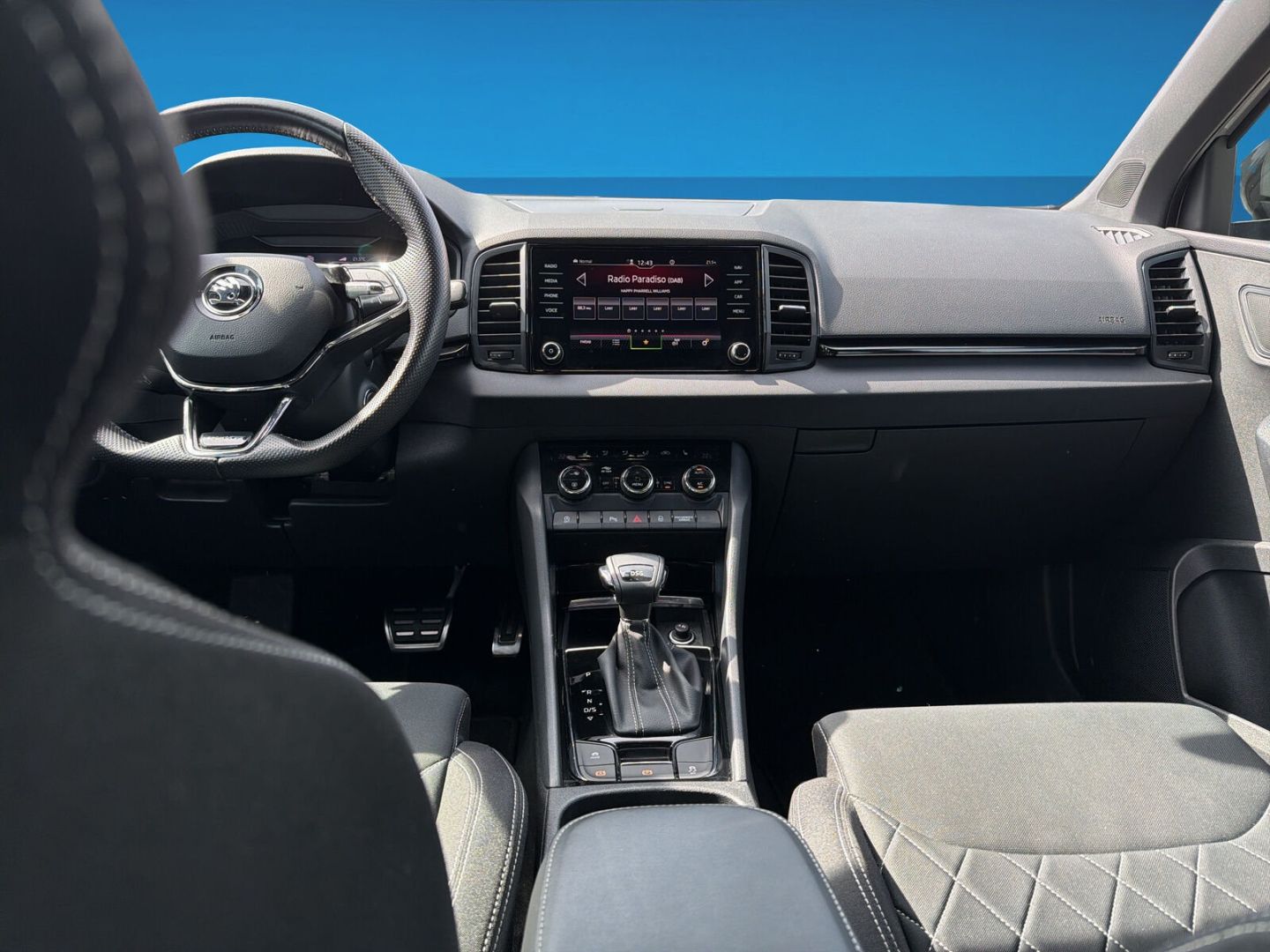Fahrzeug 14 Fahrzeugabbildung SKODA Karoq 1.5 TSI ACT Sportline AHK Kamera Clima - mit KI generiert/bearbeitet