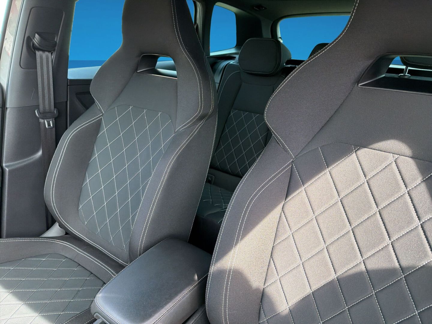 Fahrzeug 15 Fahrzeugabbildung SKODA Karoq 1.5 TSI ACT Sportline AHK Kamera Clima - mit KI generiert/bearbeitet