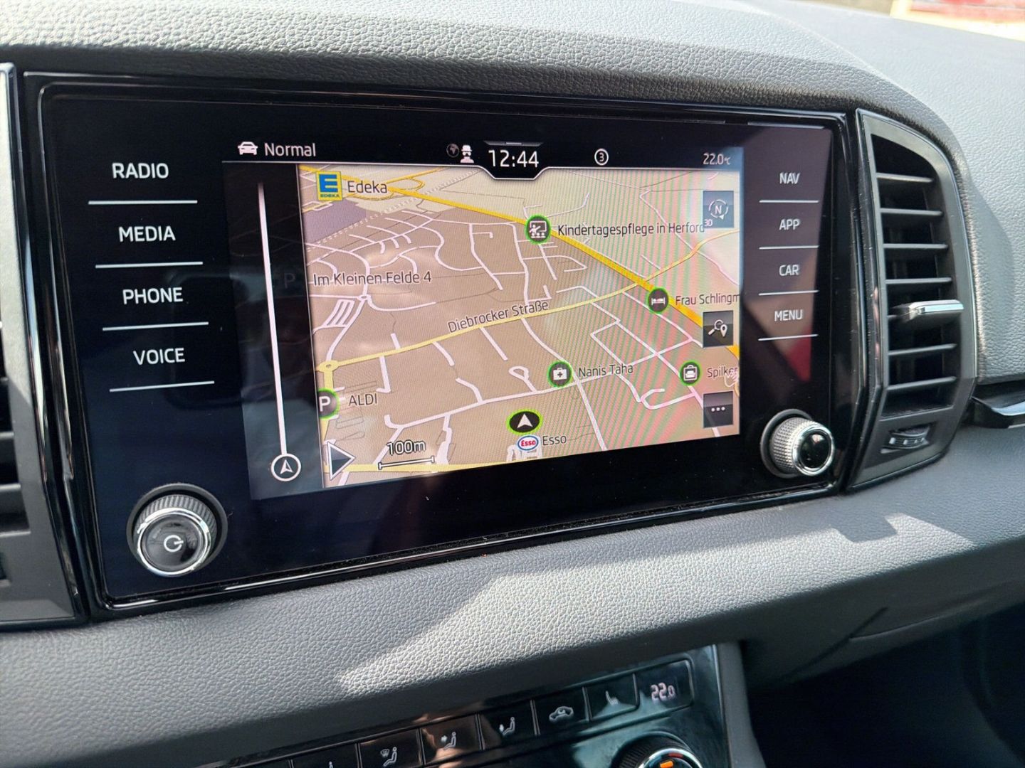 Fahrzeug 20 Fahrzeugabbildung SKODA Karoq 1.5 TSI ACT Sportline AHK Kamera Clima - mit KI generiert/bearbeitet