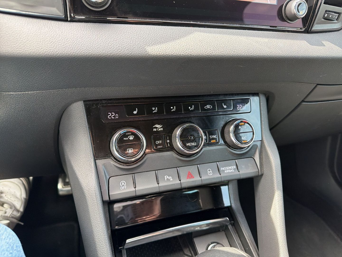 Fahrzeug 21 Fahrzeugabbildung SKODA Karoq 1.5 TSI ACT Sportline AHK Kamera Clima - mit KI generiert/bearbeitet