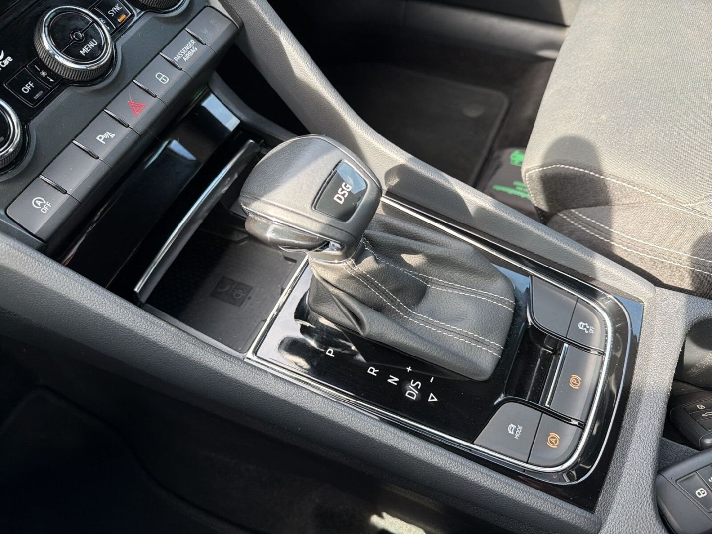 Fahrzeug 23 Fahrzeugabbildung SKODA Karoq 1.5 TSI ACT Sportline AHK Kamera Clima - mit KI generiert/bearbeitet