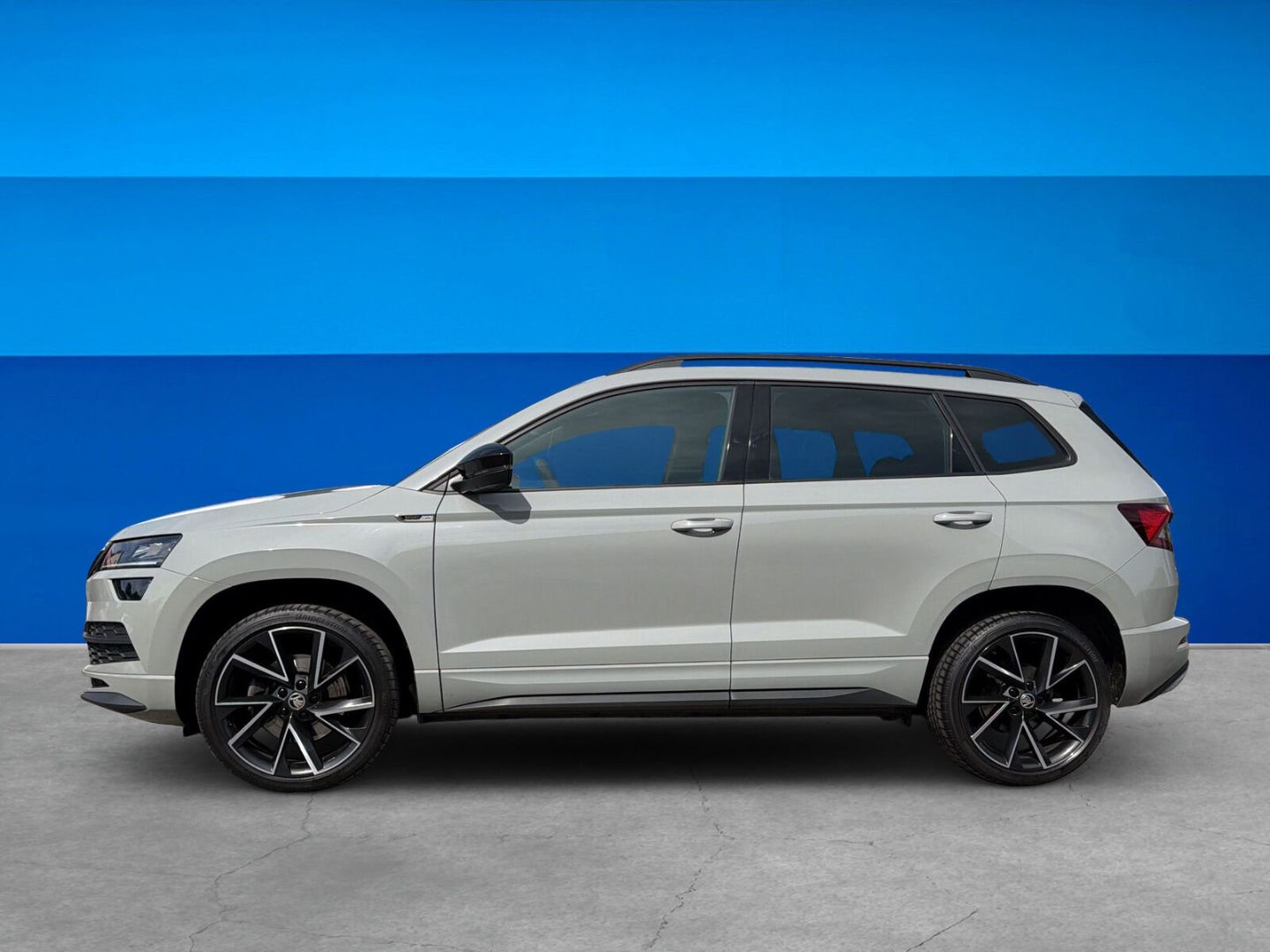 Fahrzeug 4 Fahrzeugabbildung SKODA Karoq 1.5 TSI ACT Sportline AHK Kamera Clima - mit KI generiert/bearbeitet