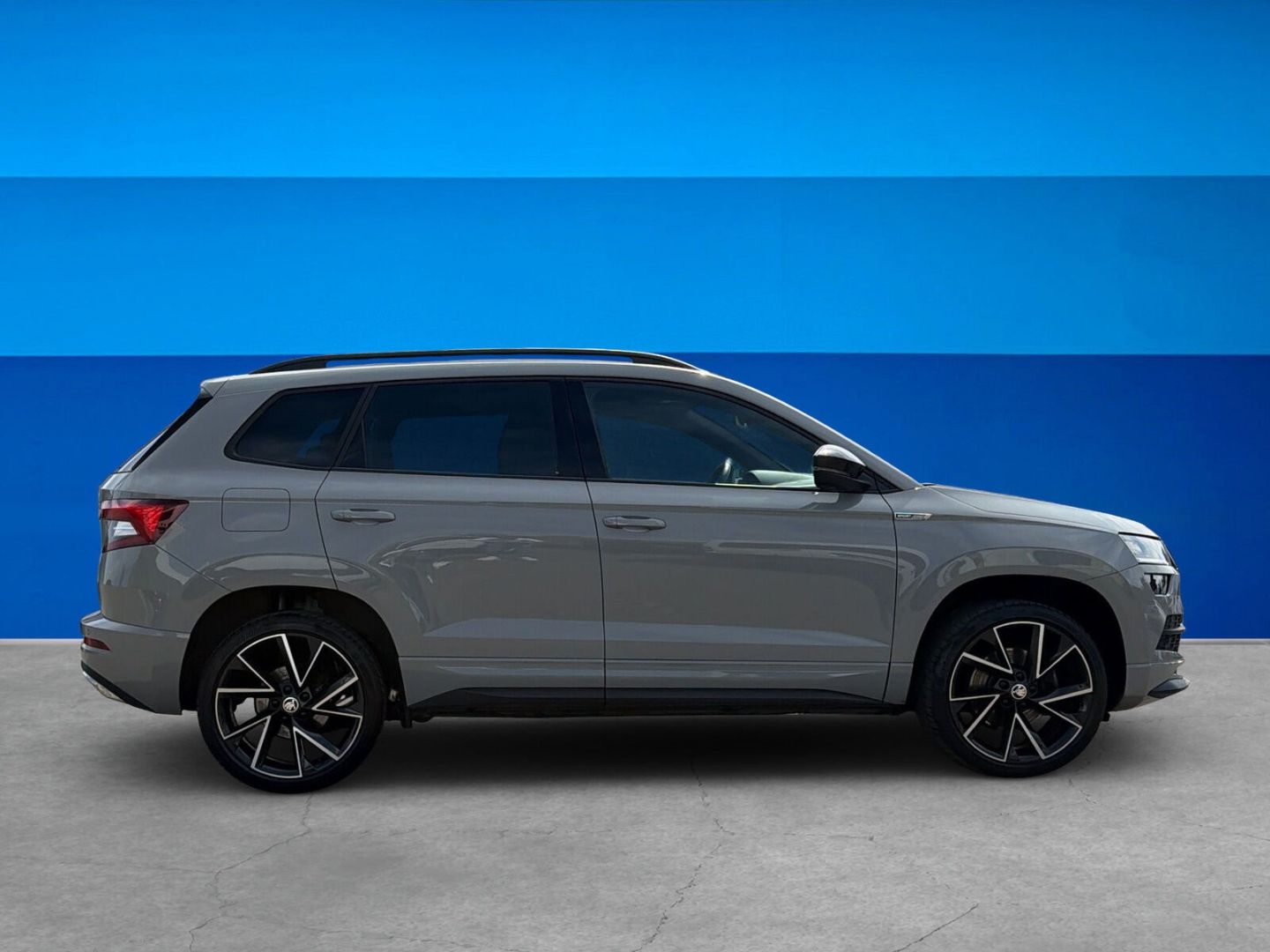 Fahrzeug 6 Fahrzeugabbildung SKODA Karoq 1.5 TSI ACT Sportline AHK Kamera Clima - mit KI generiert/bearbeitet