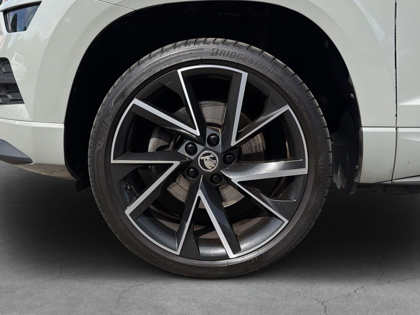 Fahrzeug 10 Fahrzeugabbildung SKODA Karoq 1.5 TSI ACT Sportline AHK Kamera Clima - mit KI generiert/bearbeitet