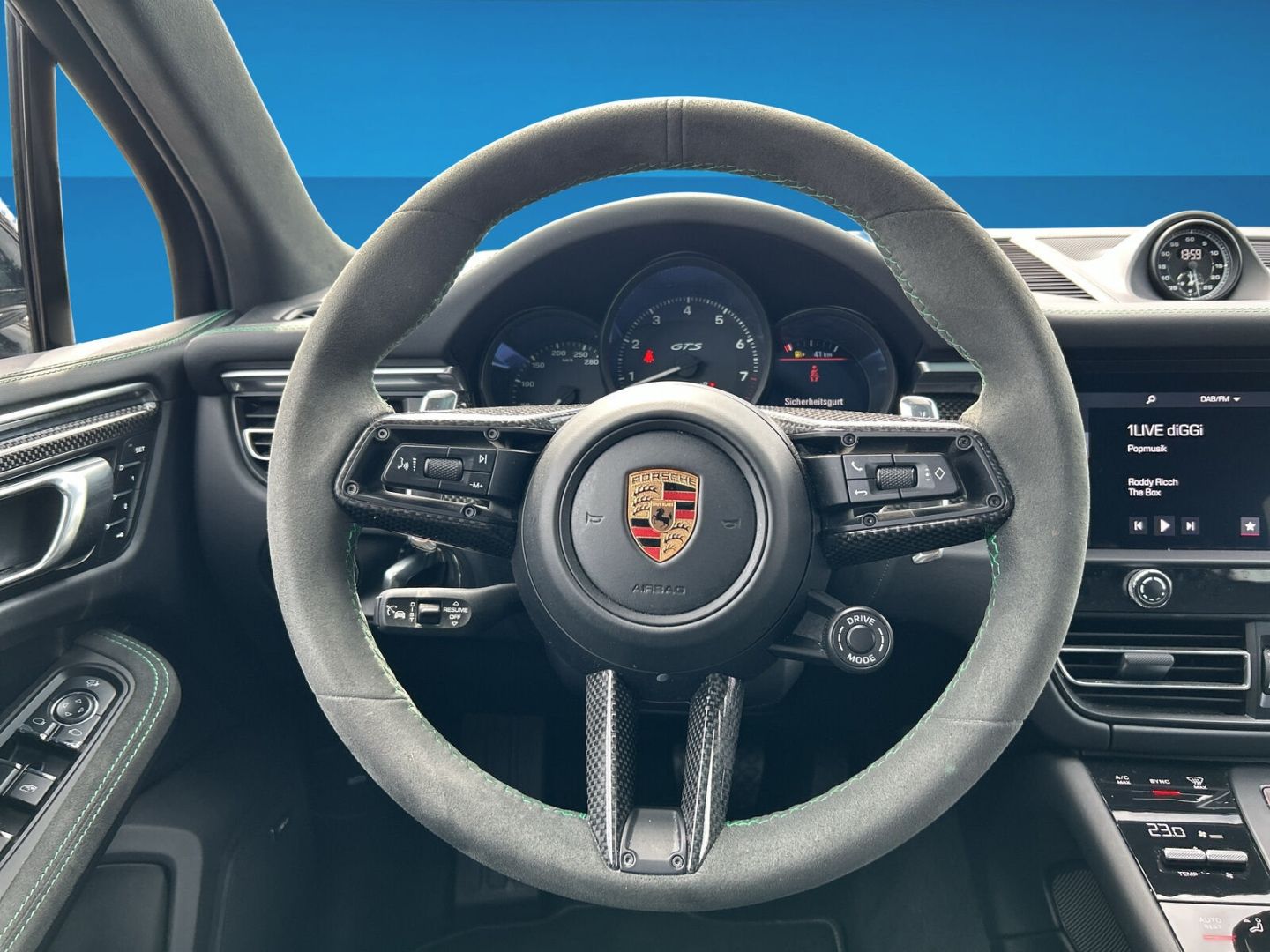 Fahrzeug 12 Fahrzeugabbildung Porsche Macan GTS StandHZG Leder Soundsystem Klimaautom - mit KI generiert/bearbeitet