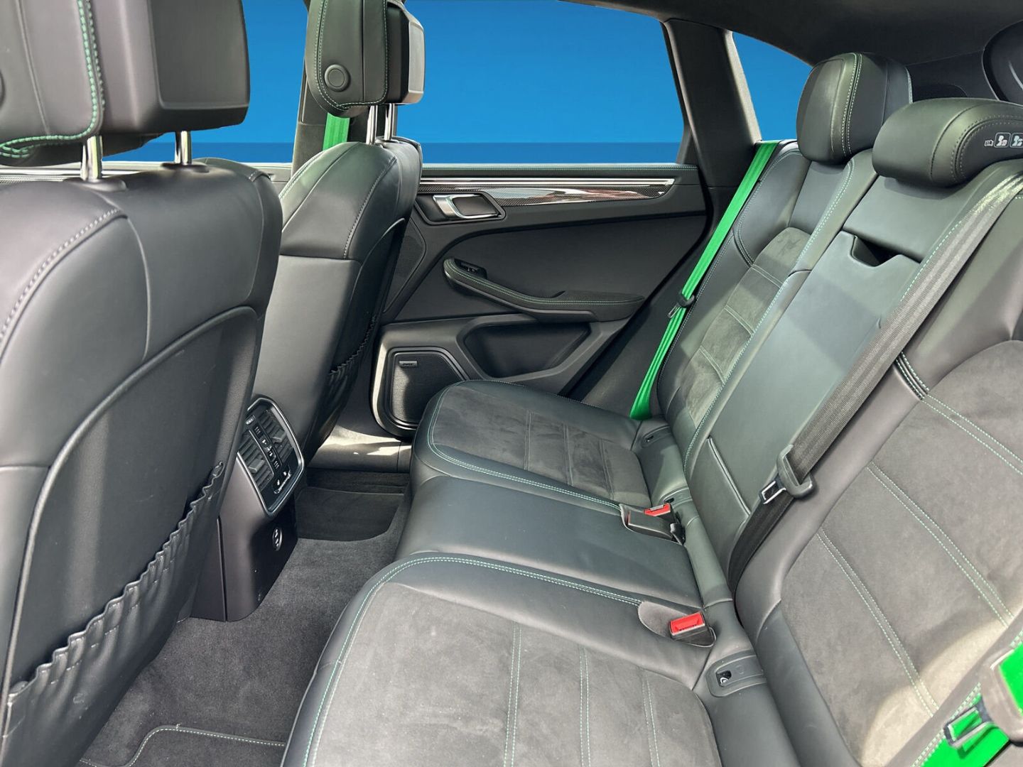 Fahrzeug 14 Fahrzeugabbildung Porsche Macan GTS StandHZG Leder Soundsystem Klimaautom - mit KI generiert/bearbeitet