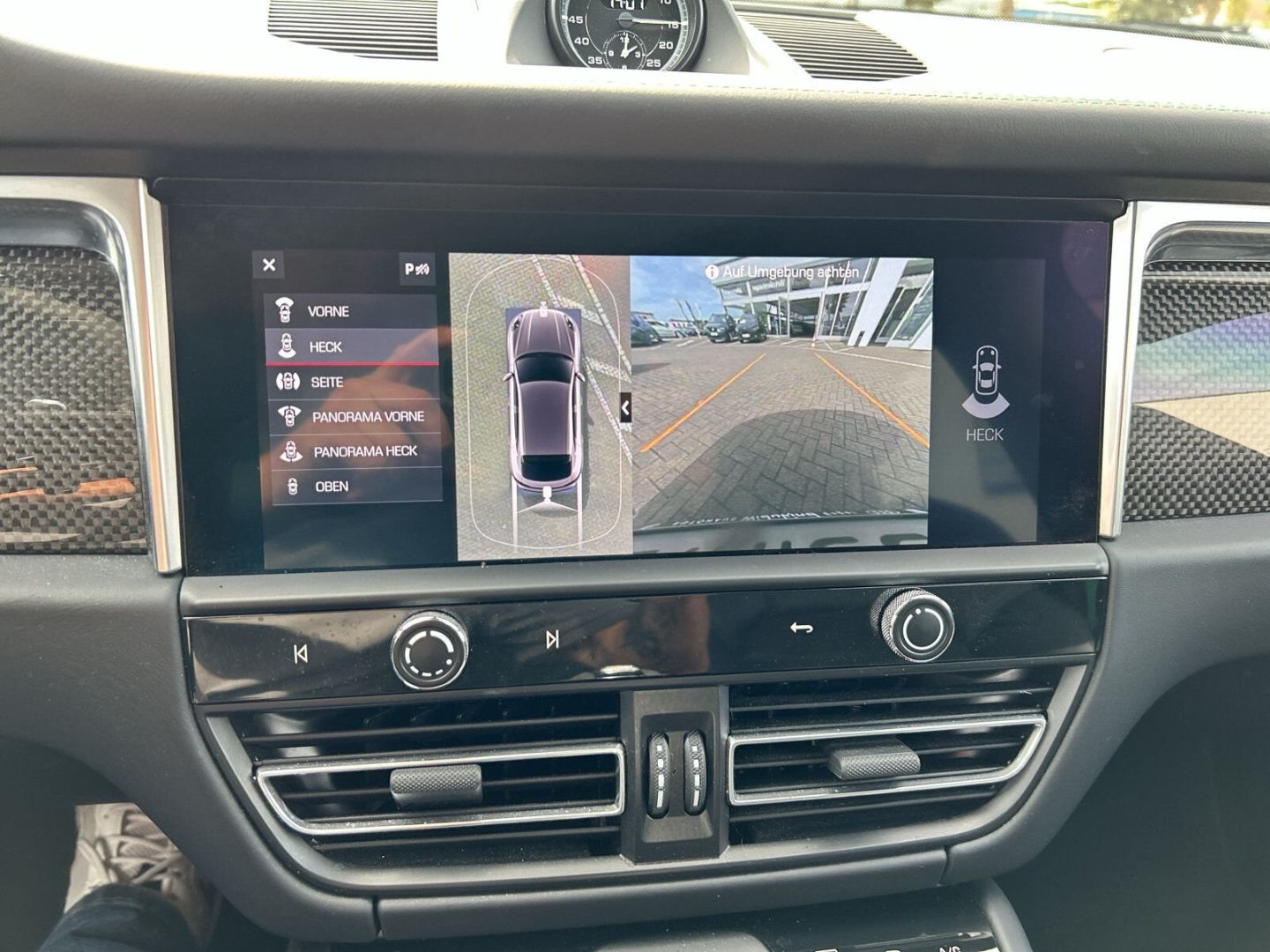 Fahrzeug 15 Fahrzeugabbildung Porsche Macan GTS StandHZG Leder Soundsystem Klimaautom - mit KI generiert/bearbeitet