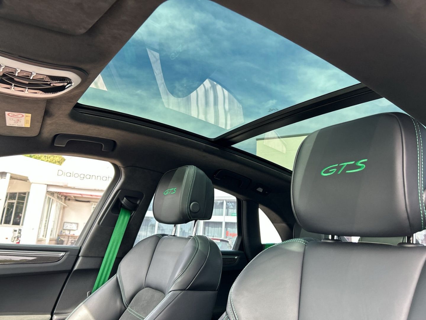 Fahrzeug 16 Fahrzeugabbildung Porsche Macan GTS StandHZG Leder Soundsystem Klimaautom - mit KI generiert/bearbeitet