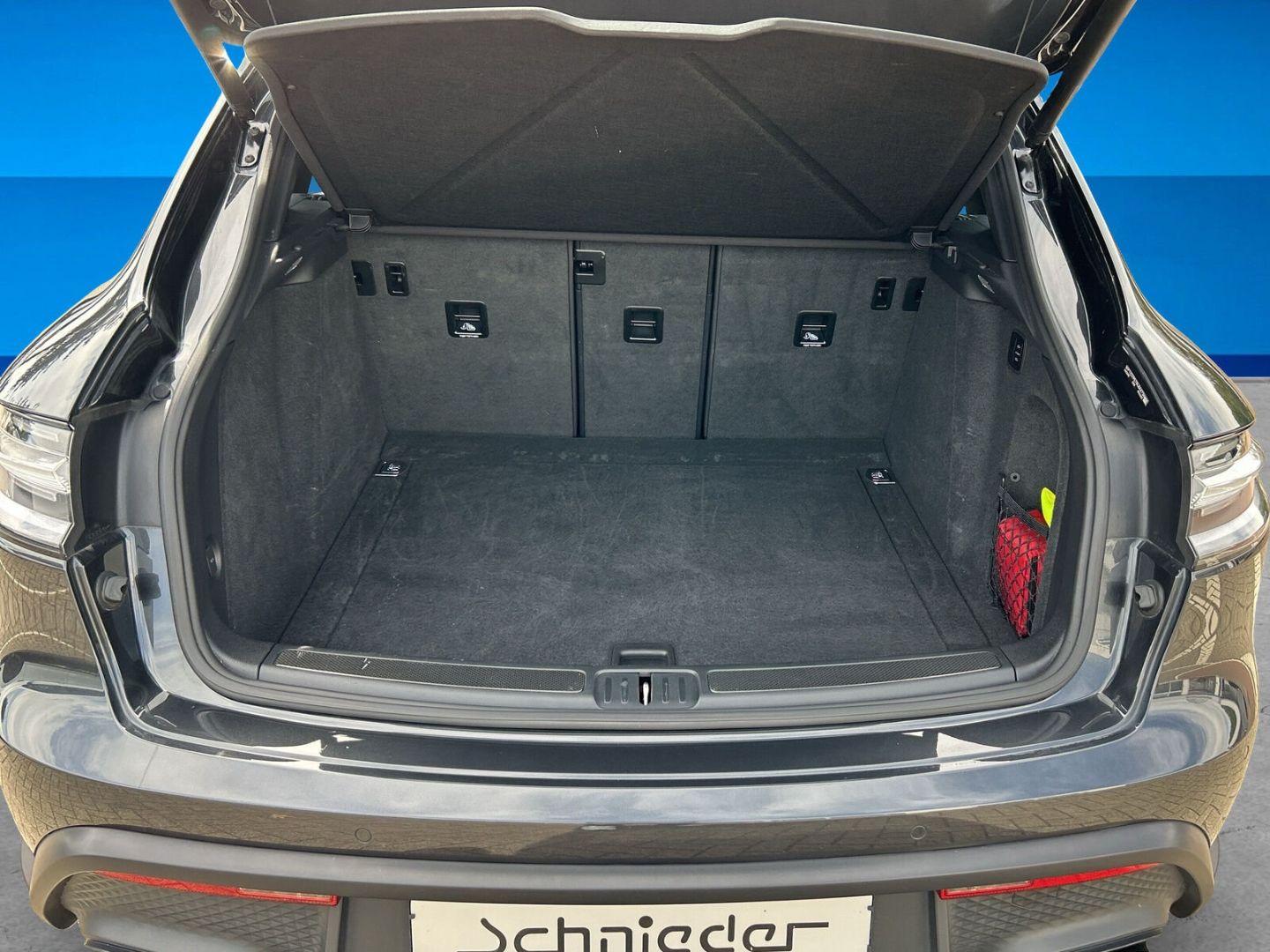 Fahrzeug 10 Fahrzeugabbildung Porsche Macan GTS StandHZG Leder Soundsystem Klimaautom - mit KI generiert/bearbeitet