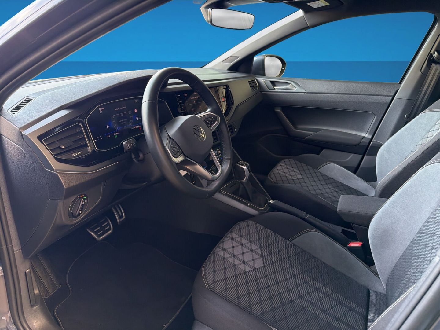 Fahrzeug 12 Fahrzeugabbildung Volkswagen Taigo 1.5 TSI R-Line Rear View Navi Clima - mit KI generiert/bearbeitet