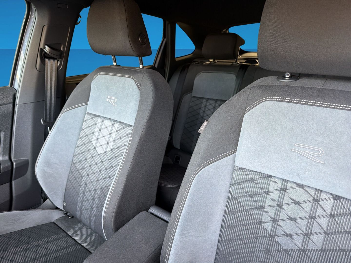 Fahrzeug 15 Fahrzeugabbildung Volkswagen Taigo 1.5 TSI R-Line Rear View Navi Clima - mit KI generiert/bearbeitet