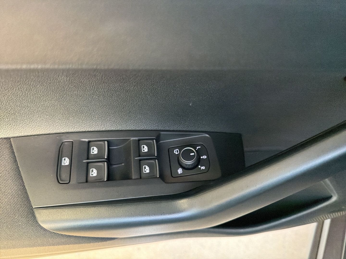 Fahrzeug 16 Fahrzeugabbildung Volkswagen Taigo 1.5 TSI R-Line Rear View Navi Clima - mit KI generiert/bearbeitet