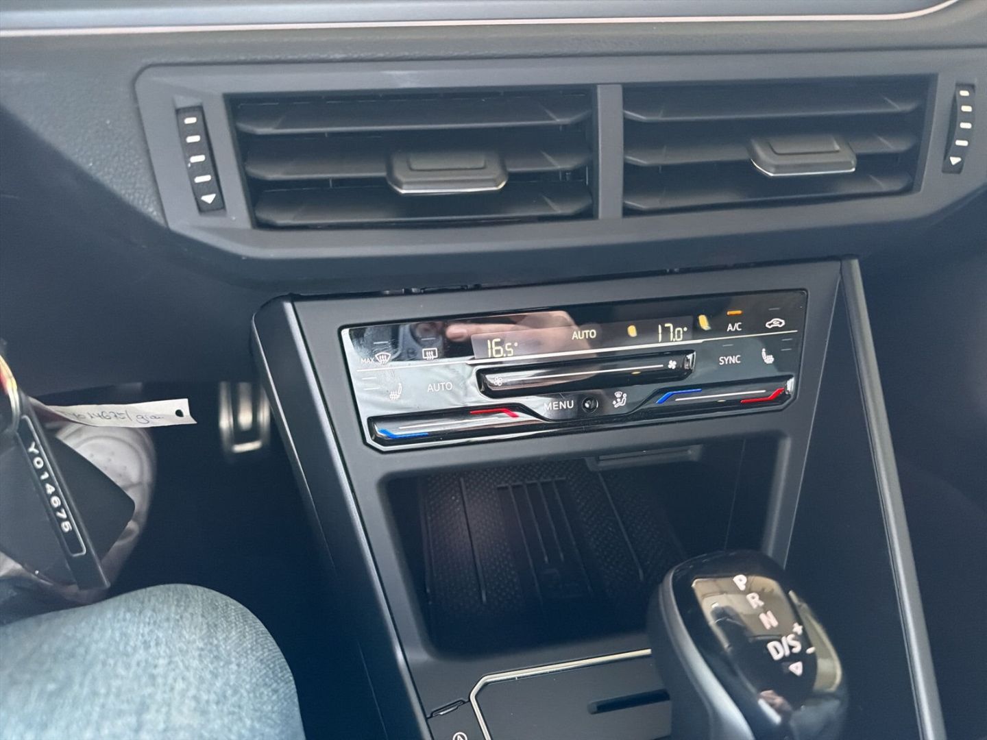 Fahrzeug 18 Fahrzeugabbildung Volkswagen Taigo 1.5 TSI R-Line Rear View Navi Clima - mit KI generiert/bearbeitet