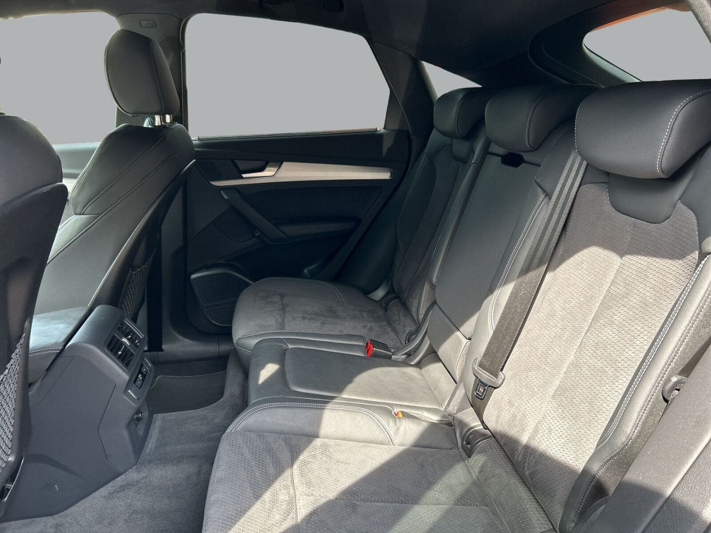 Fahrzeugabbildung Audi Q5 Sportback 40 TDI quattro S tronic S Line - mit KI generiert/bearbeitet