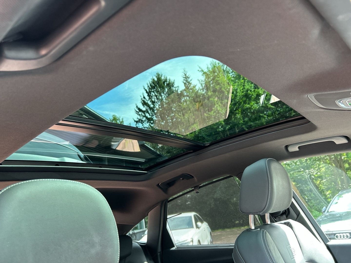 Fahrzeugabbildung Audi Q5 Sportback 40 TDI quattro S tronic S Line - mit KI generiert/bearbeitet