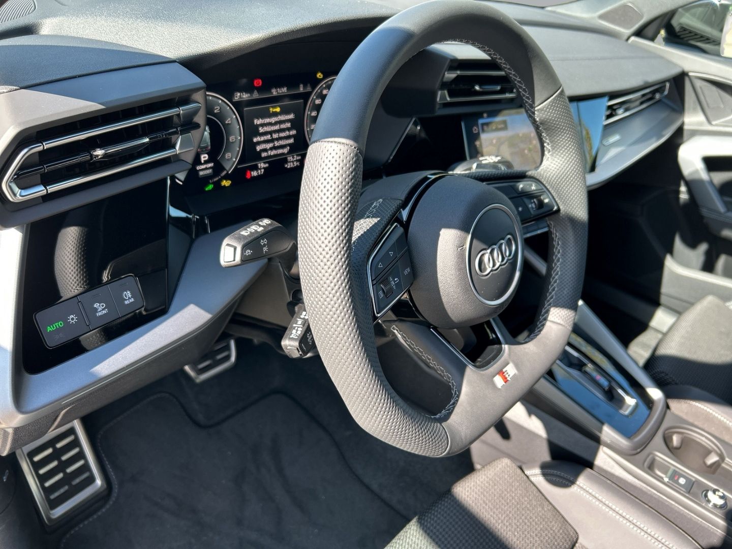 Fahrzeugabbildung Audi A3 SPORTB 40TFSIe LED+PARK+LENK+LEDER+NAVI+SLINE