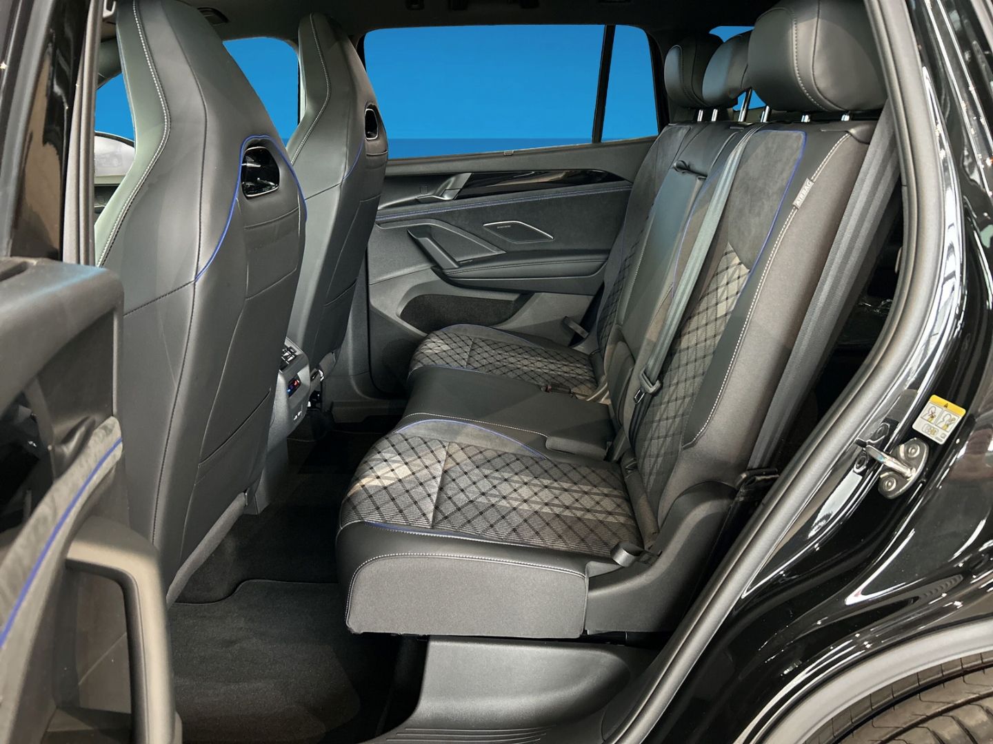 Fahrzeugabbildung Volkswagen Tayron R-Line 2.0 TDI 4M 7 SITZER PANO AHK STAND