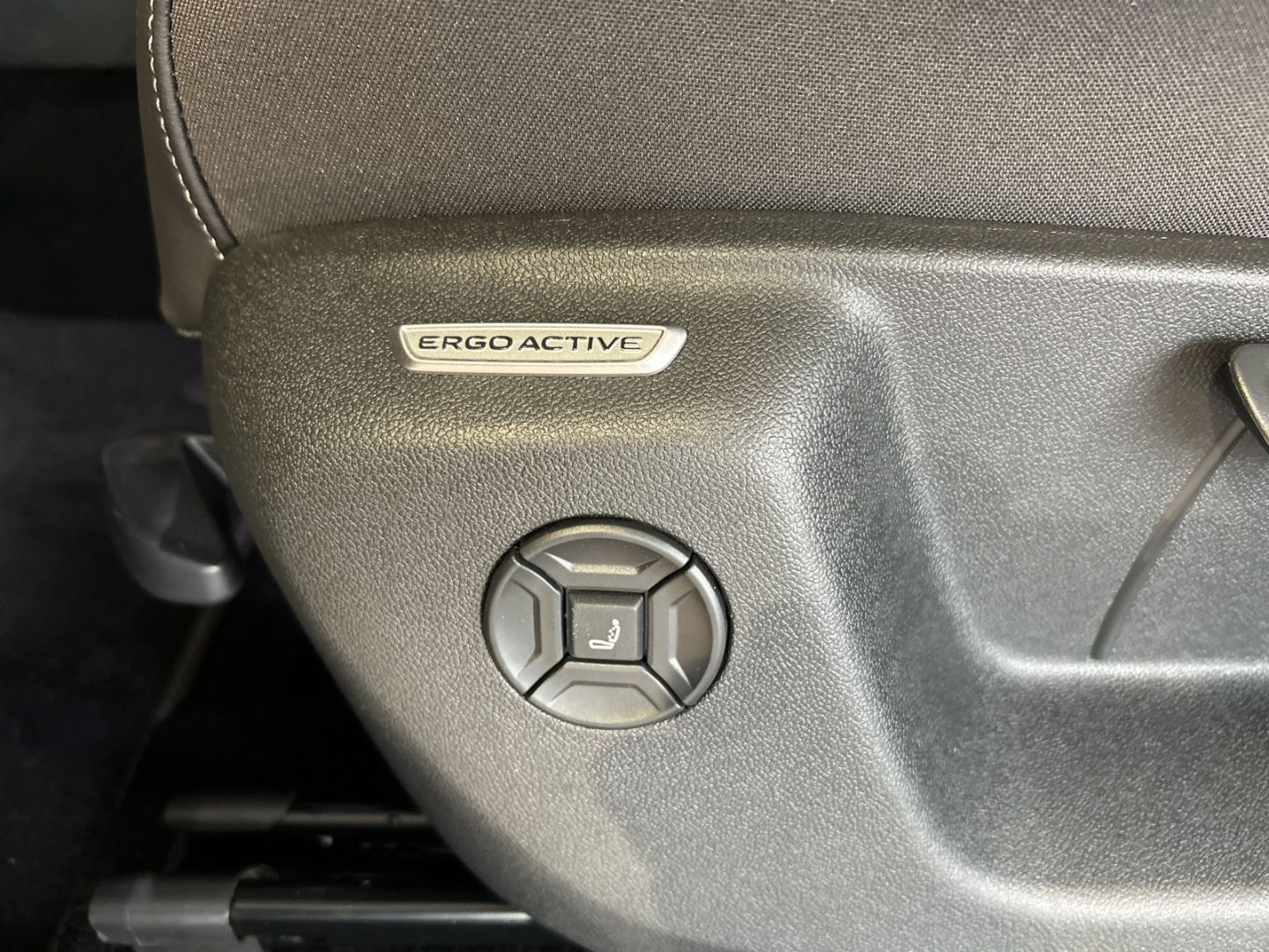 Fahrzeugabbildung Volkswagen Tayron R-Line 2.0 TDI 4M 7 SITZER PANO AHK STAND