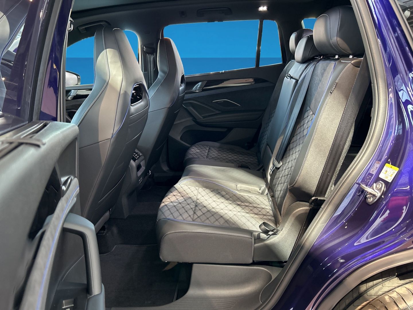 Fahrzeugabbildung Volkswagen Tayron R-Line 2,0 TDI 4M AHK PANO 7SITZER BLACK
