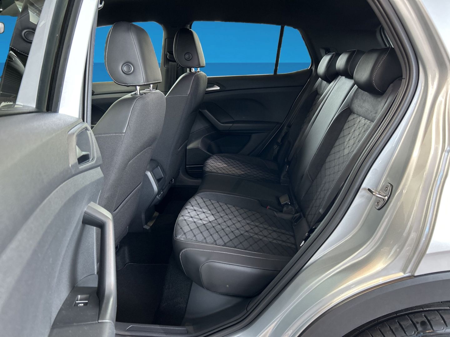 Fahrzeugabbildung Volkswagen T-Cross R-Line 1.5 l TSI AHK REAR VIEW IQ.DRIVE