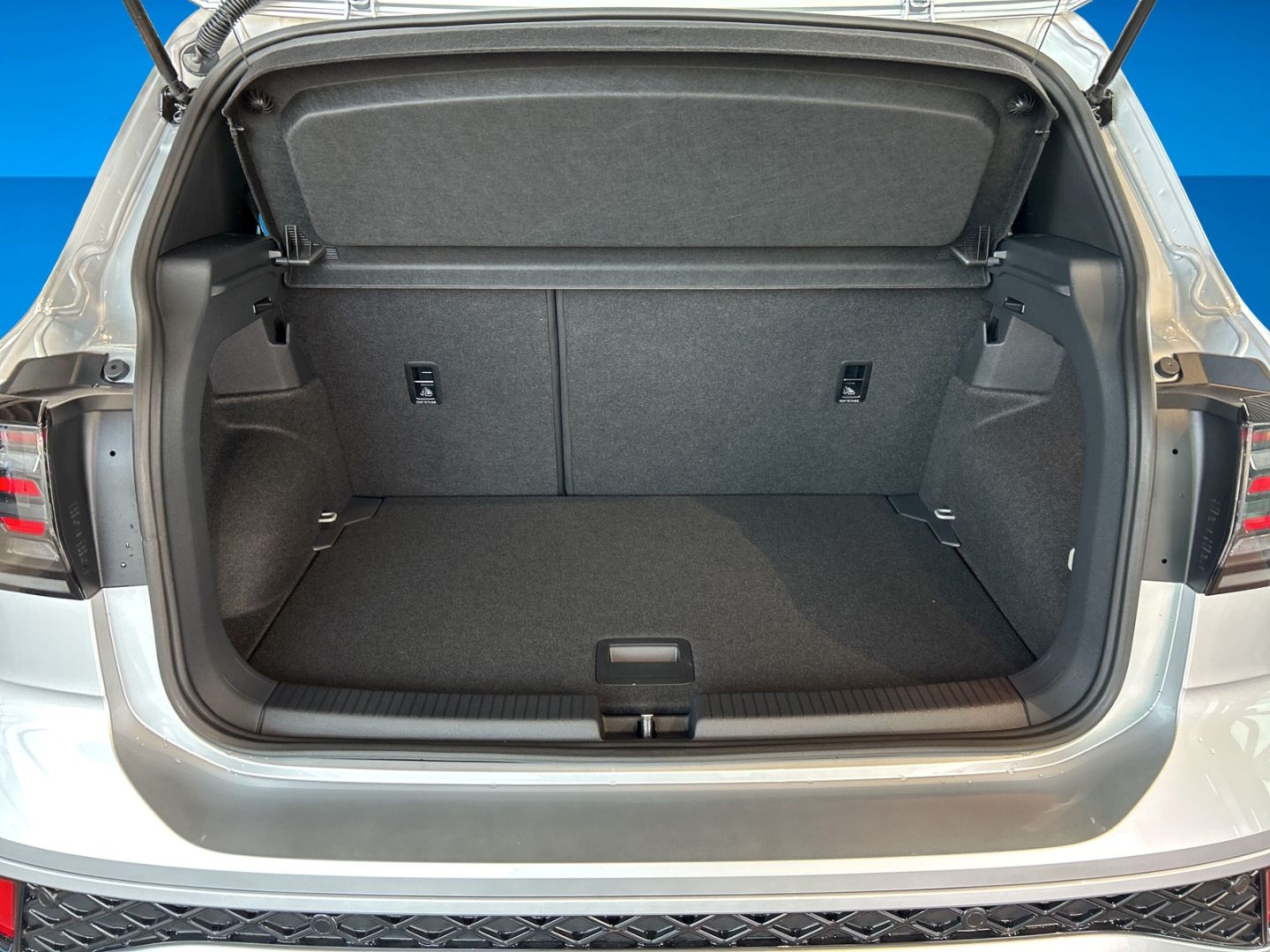 Fahrzeugabbildung Volkswagen T-Cross R-Line 1.5 l TSI AHK REAR VIEW IQ.DRIVE
