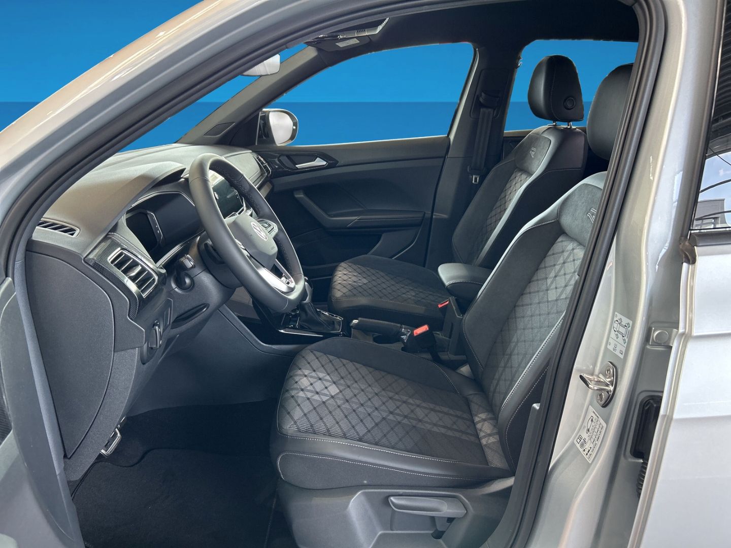 Fahrzeugabbildung Volkswagen T-Cross R-Line 1.5 l TSI AHK REAR VIEW IQ.DRIVE