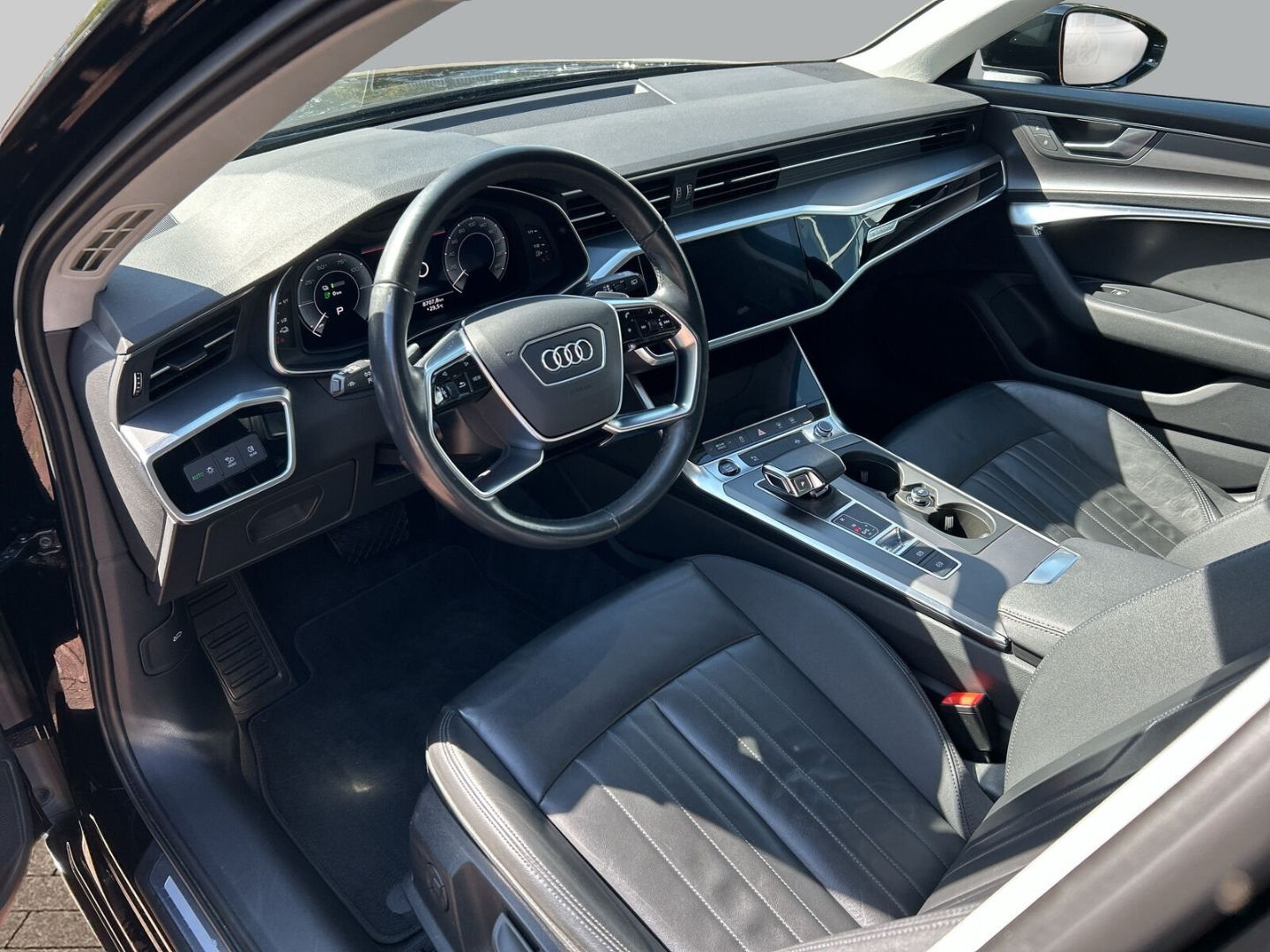 Fahrzeug 13 Fahrzeugabbildung Audi A6 Avant 50 TFSI e quattro S tronic LED Assisten - mit KI generiert/bearbeitet