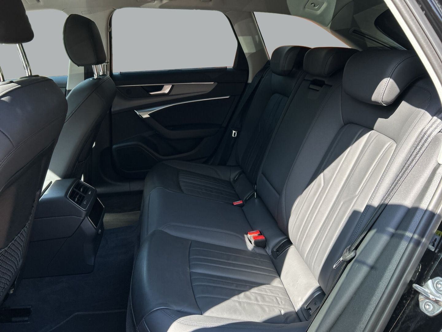 Fahrzeug 14 Fahrzeugabbildung Audi A6 Avant 50 TFSI e quattro S tronic LED Assisten - mit KI generiert/bearbeitet