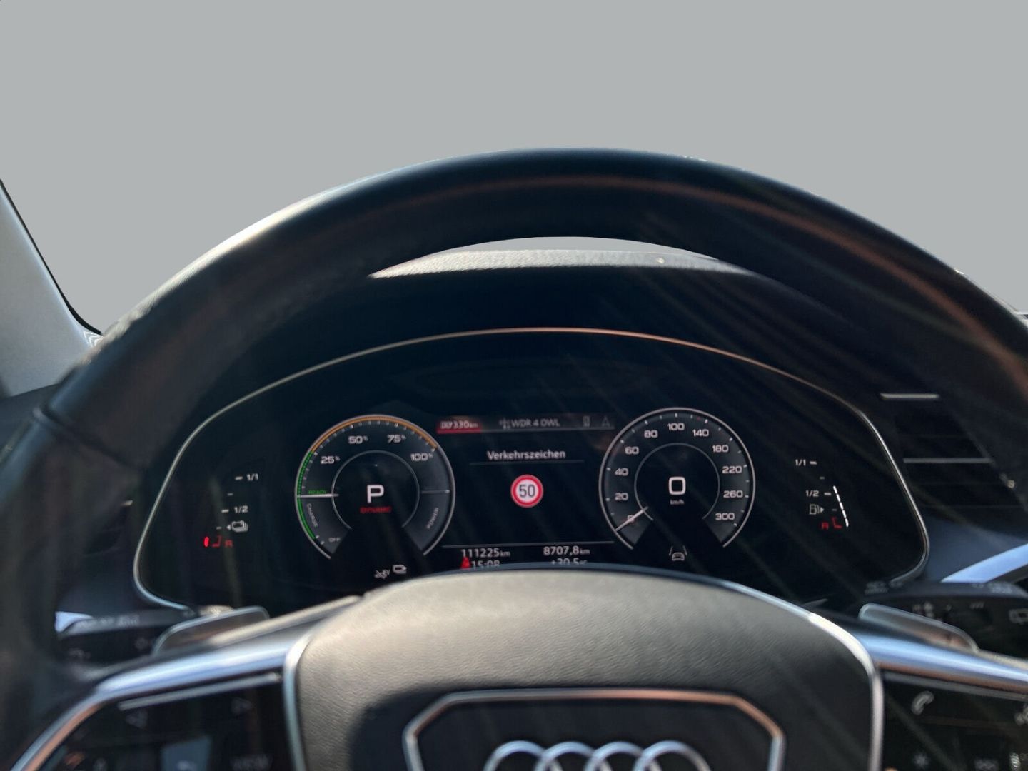 Fahrzeug 16 Fahrzeugabbildung Audi A6 Avant 50 TFSI e quattro S tronic LED Assisten - mit KI generiert/bearbeitet
