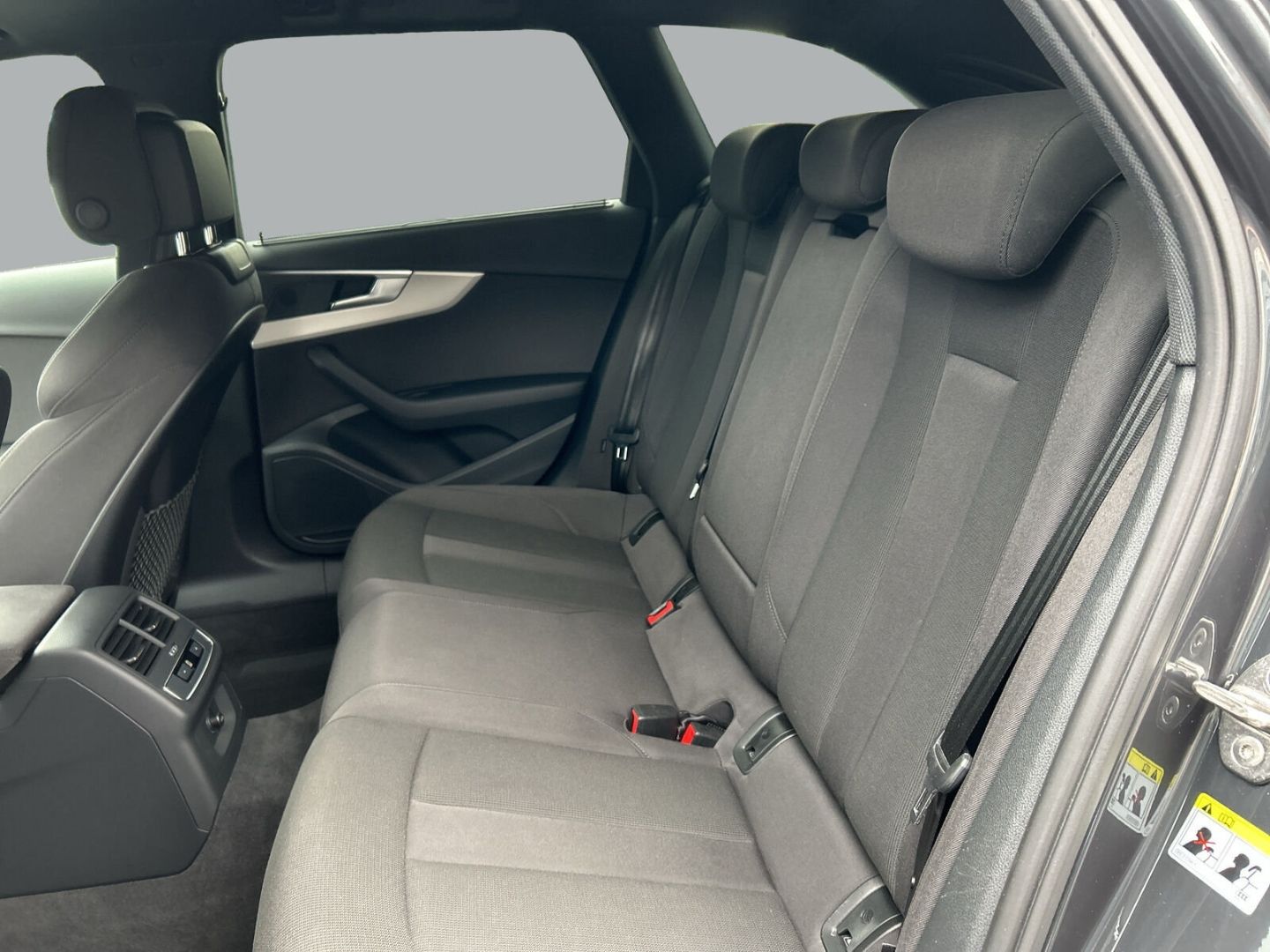 Fahrzeug 14 Fahrzeugabbildung Audi A4 allroad quattro 50 TDI Matrix Pano Sportsitze - mit KI generiert/bearbeitet
