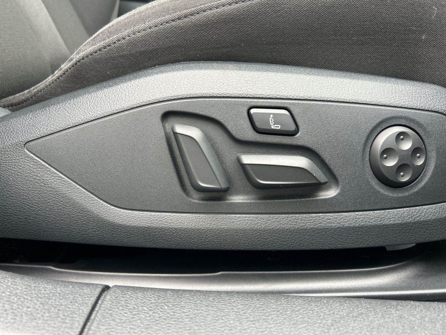 Fahrzeug 22 Fahrzeugabbildung Audi A4 allroad quattro 50 TDI Matrix Pano Sportsitze - mit KI generiert/bearbeitet