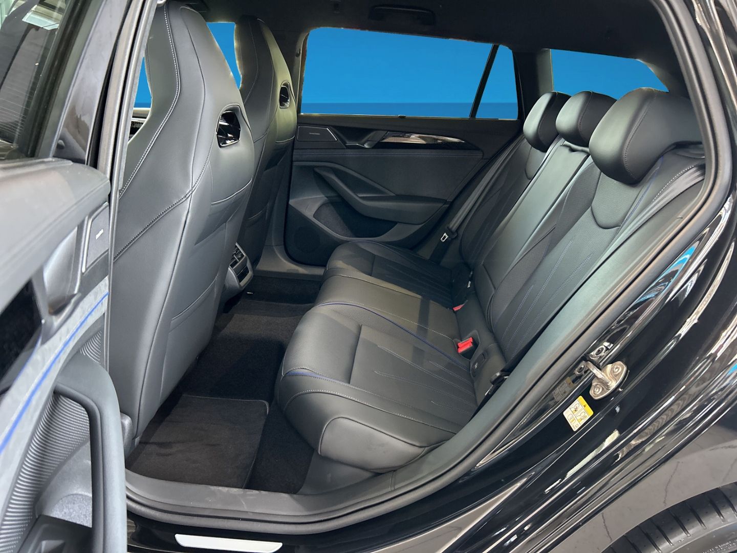 Fahrzeugabbildung Volkswagen Passat R-Line 2,0 l TDI 4M MATRIX SIGNATURE AHK