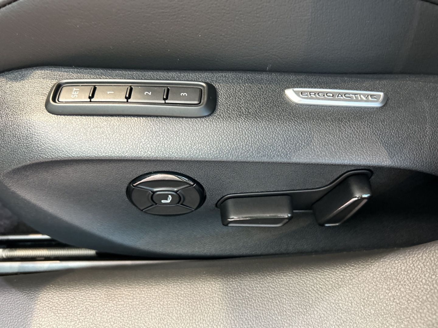 Fahrzeugabbildung Volkswagen Passat R-Line 2,0 l TDI 4M MATRIX SIGNATURE AHK