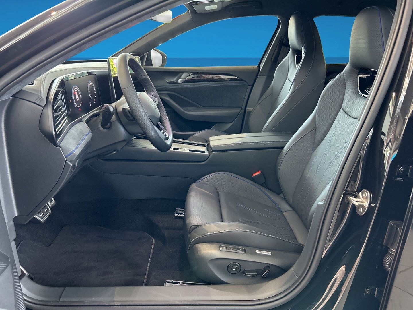 Fahrzeugabbildung Volkswagen Passat R-Line 2,0 l TDI 4M MATRIX SIGNATURE AHK