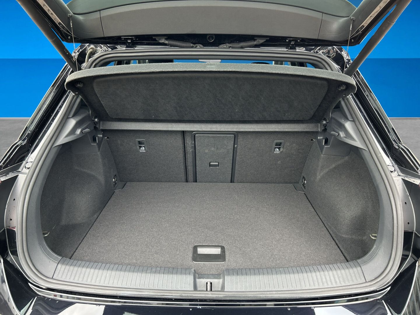 Fahrzeug 11 Fahrzeugabbildung Volkswagen T-Roc 2.0 TSI R 4Motion Navi Digitales Cockpit L - mit KI generiert/bearbeitet