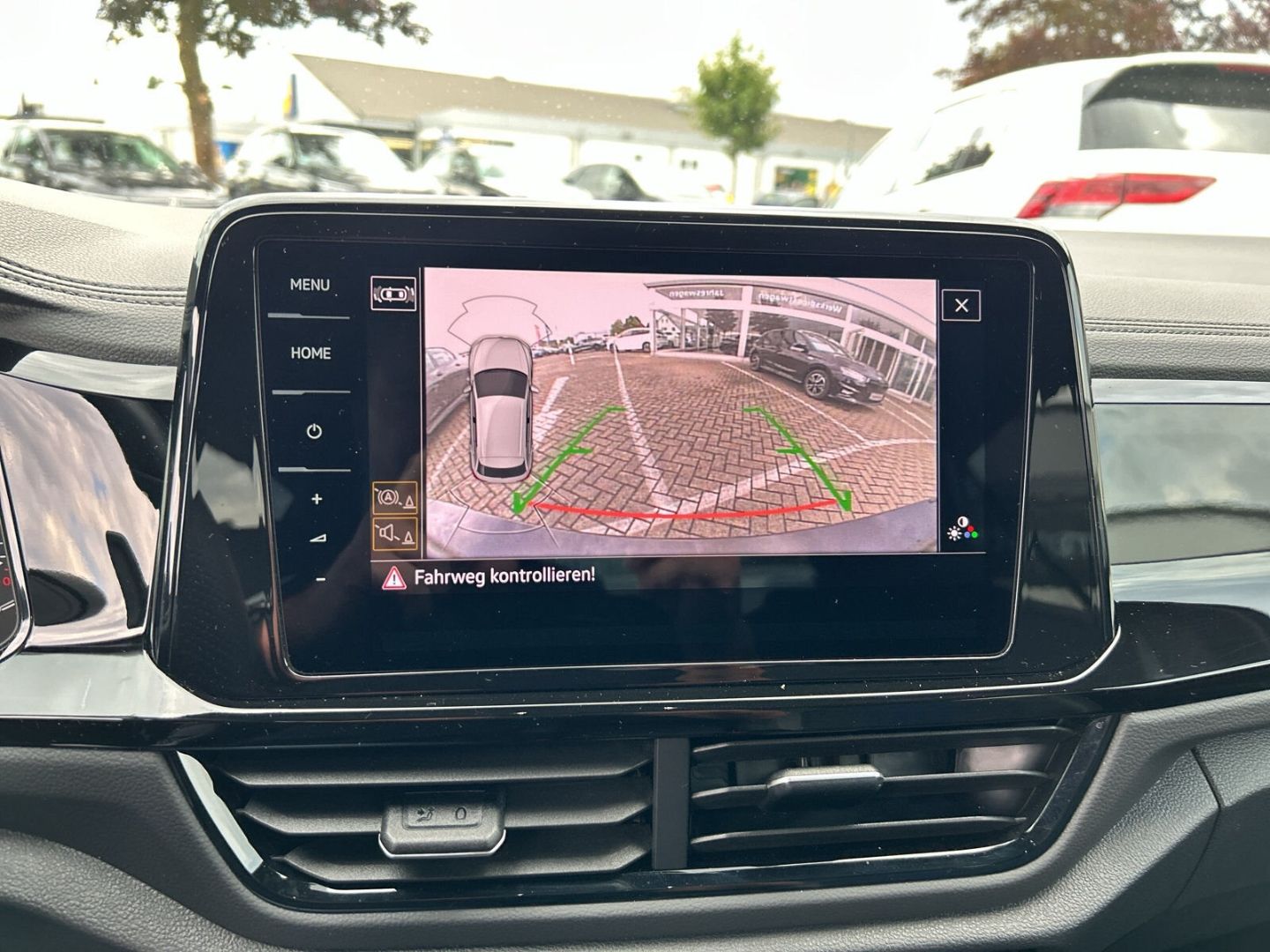 Fahrzeug 16 Fahrzeugabbildung Volkswagen T-Roc 2.0 TSI R 4Motion Navi Digitales Cockpit L - mit KI generiert/bearbeitet