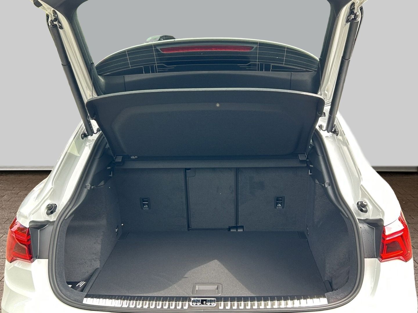Fahrzeugabbildung Audi Q3 SPORTB SLINE 35 TFSI VIRTUAL,LED,APPLE,19ZOLL