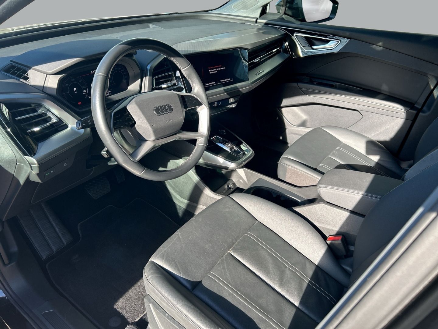 Fahrzeugabbildung Audi Q4 basis 40 MMI NAVI LED Sportpaket El. Panodach