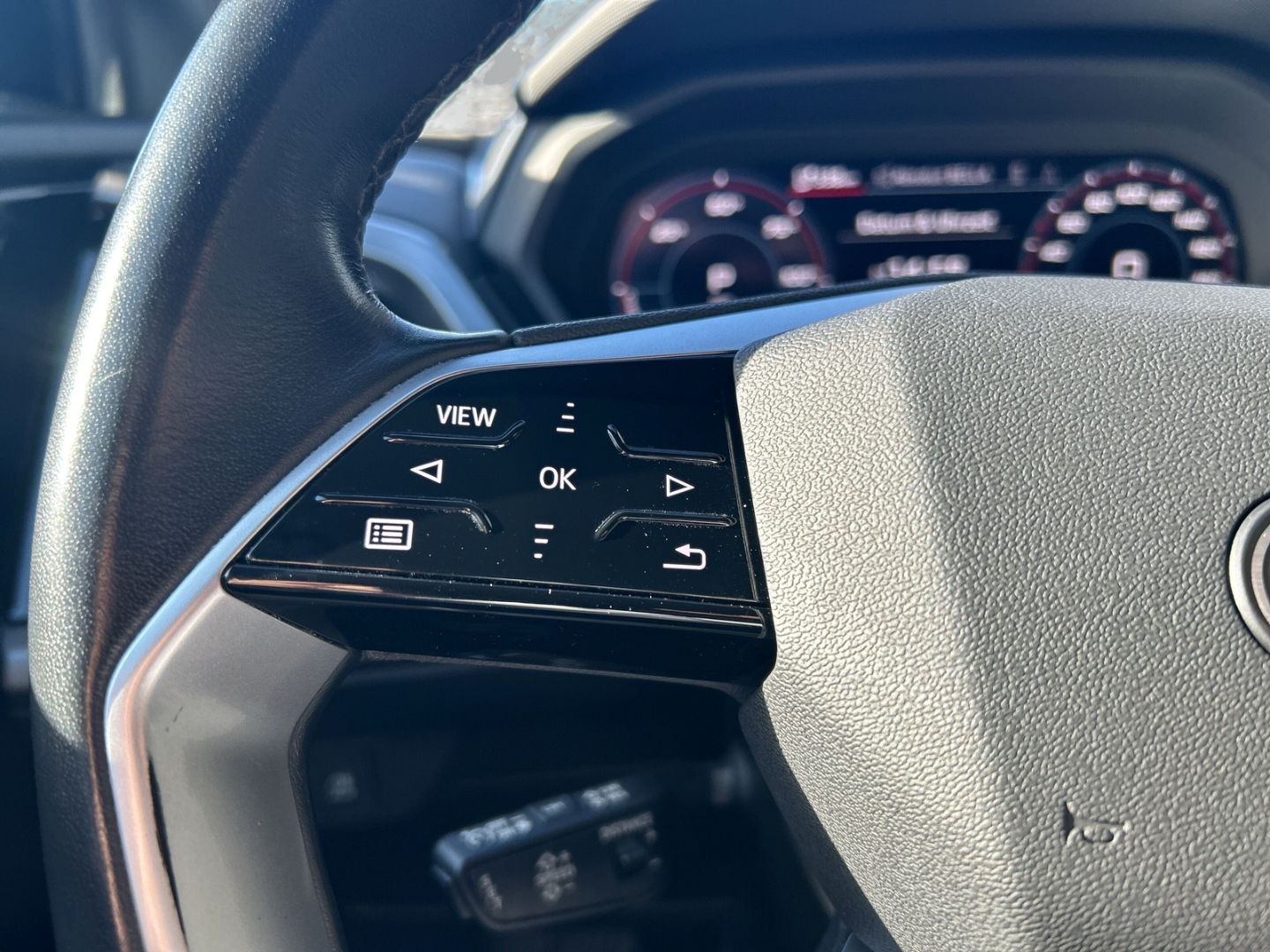Fahrzeugabbildung Audi Q4 basis 40 MMI NAVI LED Sportpaket El. Panodach