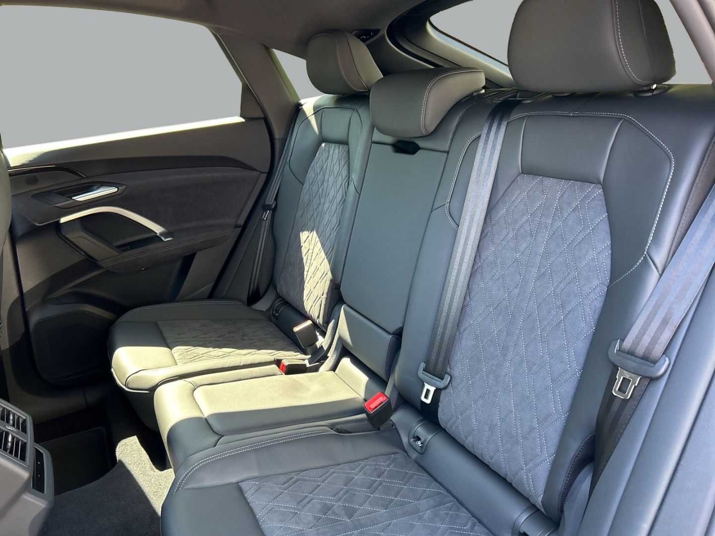 Fahrzeugabbildung Audi Q5 SPORTB.TFSI LED+MEMORY+LEDER+TECH PLUS+PARK L