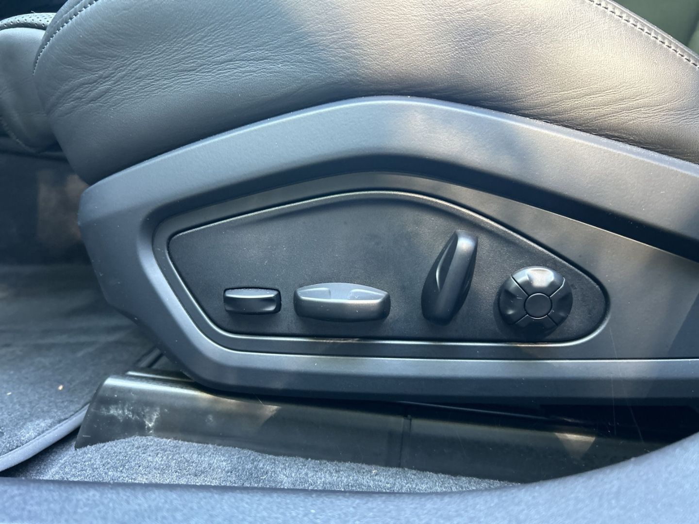 Fahrzeugabbildung Audi e-tron GT LASER+LUFT+HUD+PANO+KAMERA+B&O+DYNAMIK