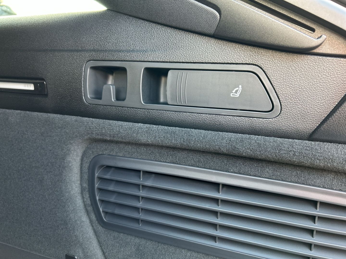 Fahrzeugabbildung Audi A6 AVANT 40TDI QUATTRO LED,AHK,VIRTUAL,360KAMERA