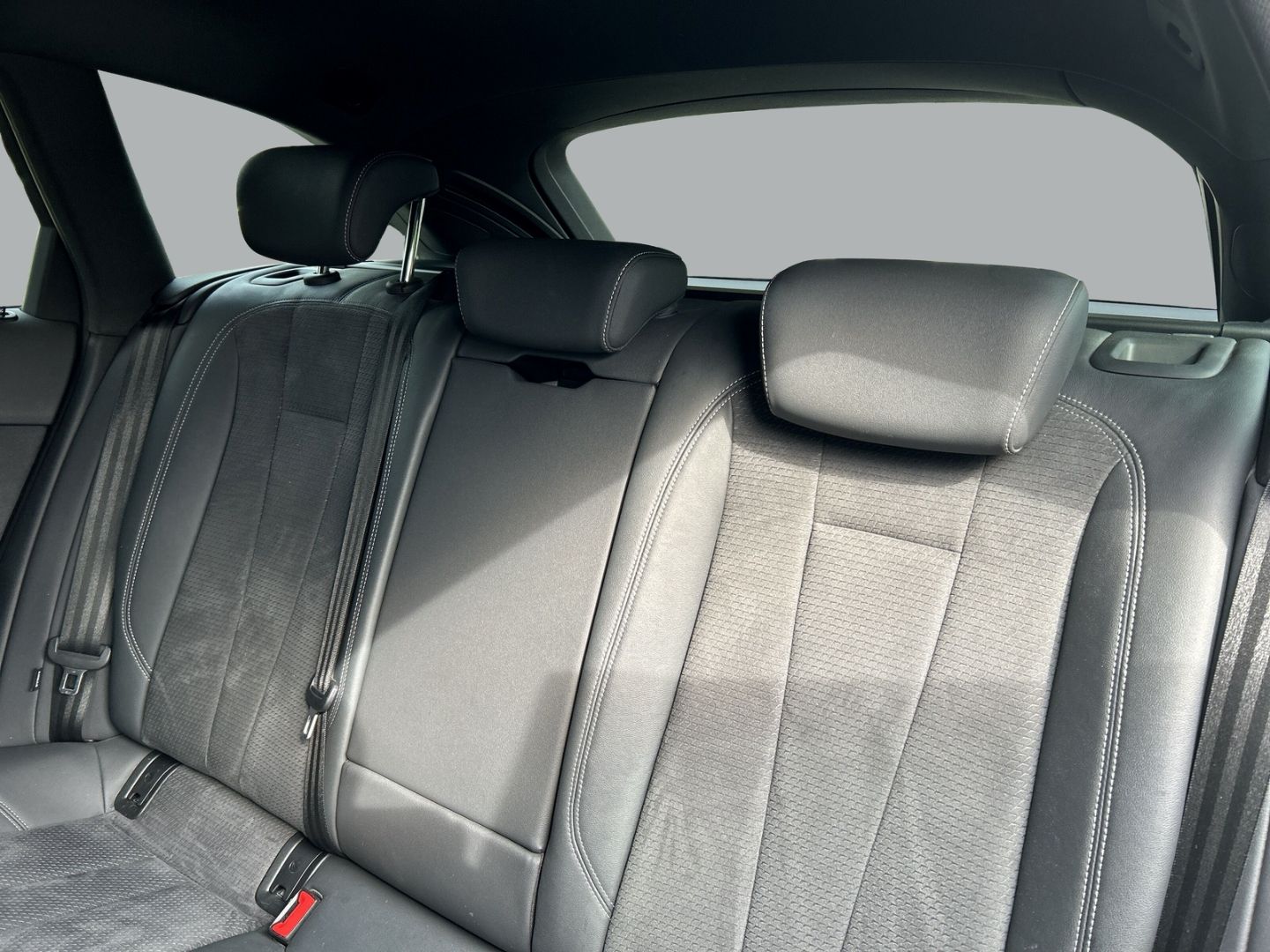 Fahrzeugabbildung Audi A4 40 2.0 TDI Avant S line Navi Leder Soundsyste