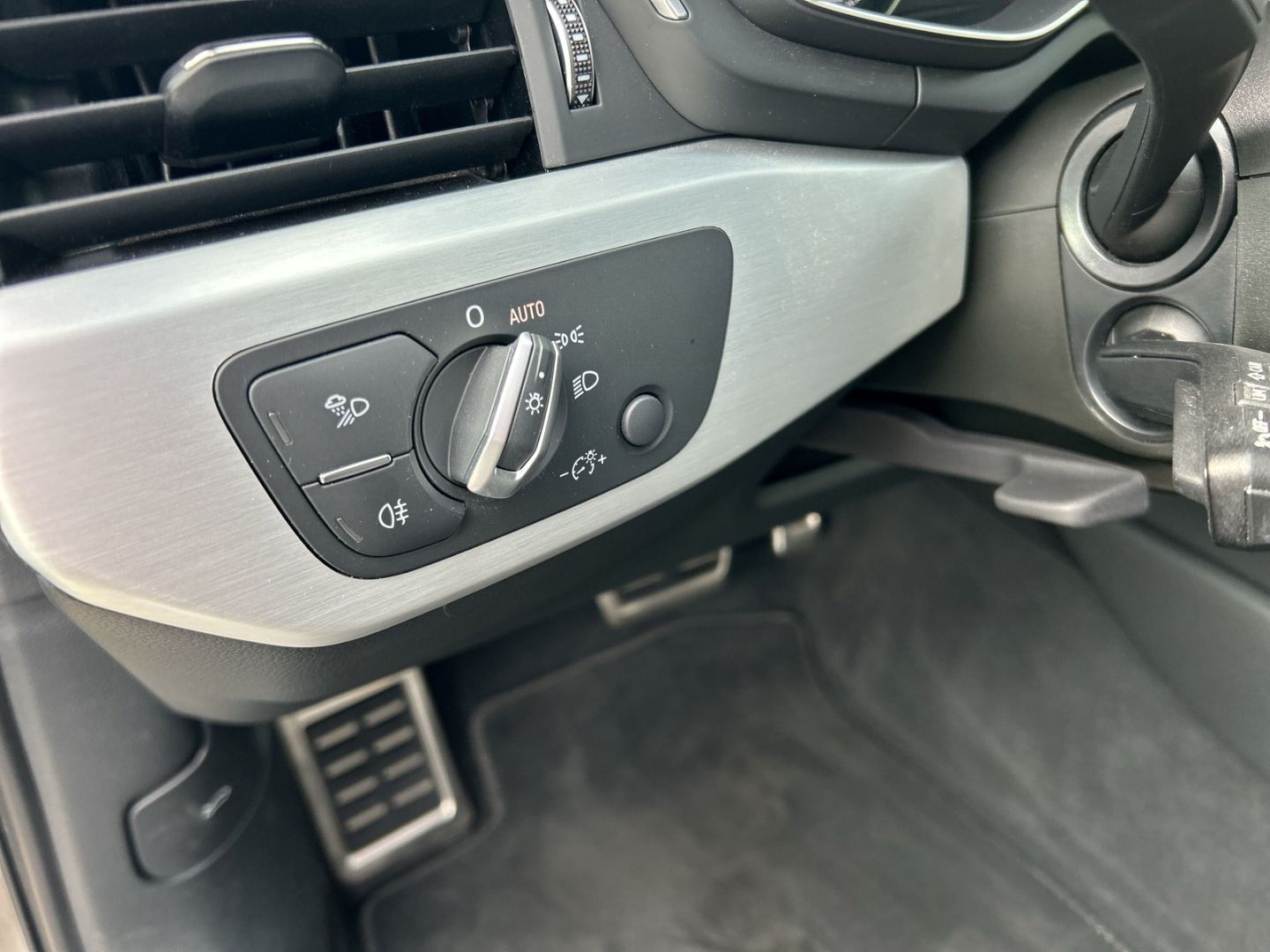 Fahrzeugabbildung Audi A4 40 2.0 TDI Avant S line Navi Leder Soundsyste