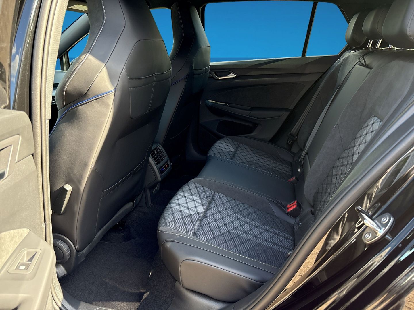 Fahrzeugabbildung Volkswagen Golf 1.5 R-Line 1,5 l eTSI AHK LED+ PARK COMFORT